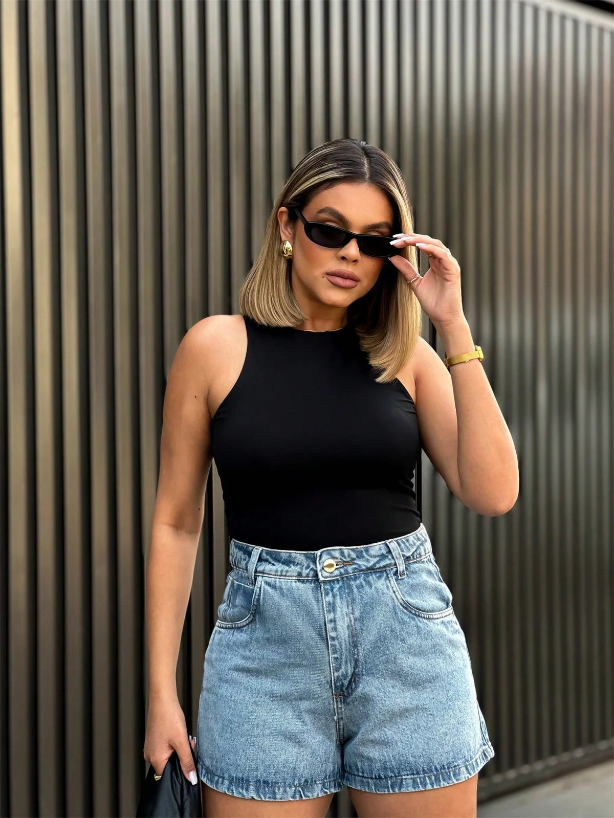 Short Jeans Feminino Cintura Alta com Bolsos Laterais