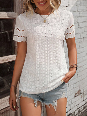 Blusa Feminina LUNE Camiseta bordado de ilhós guarnição de vieira