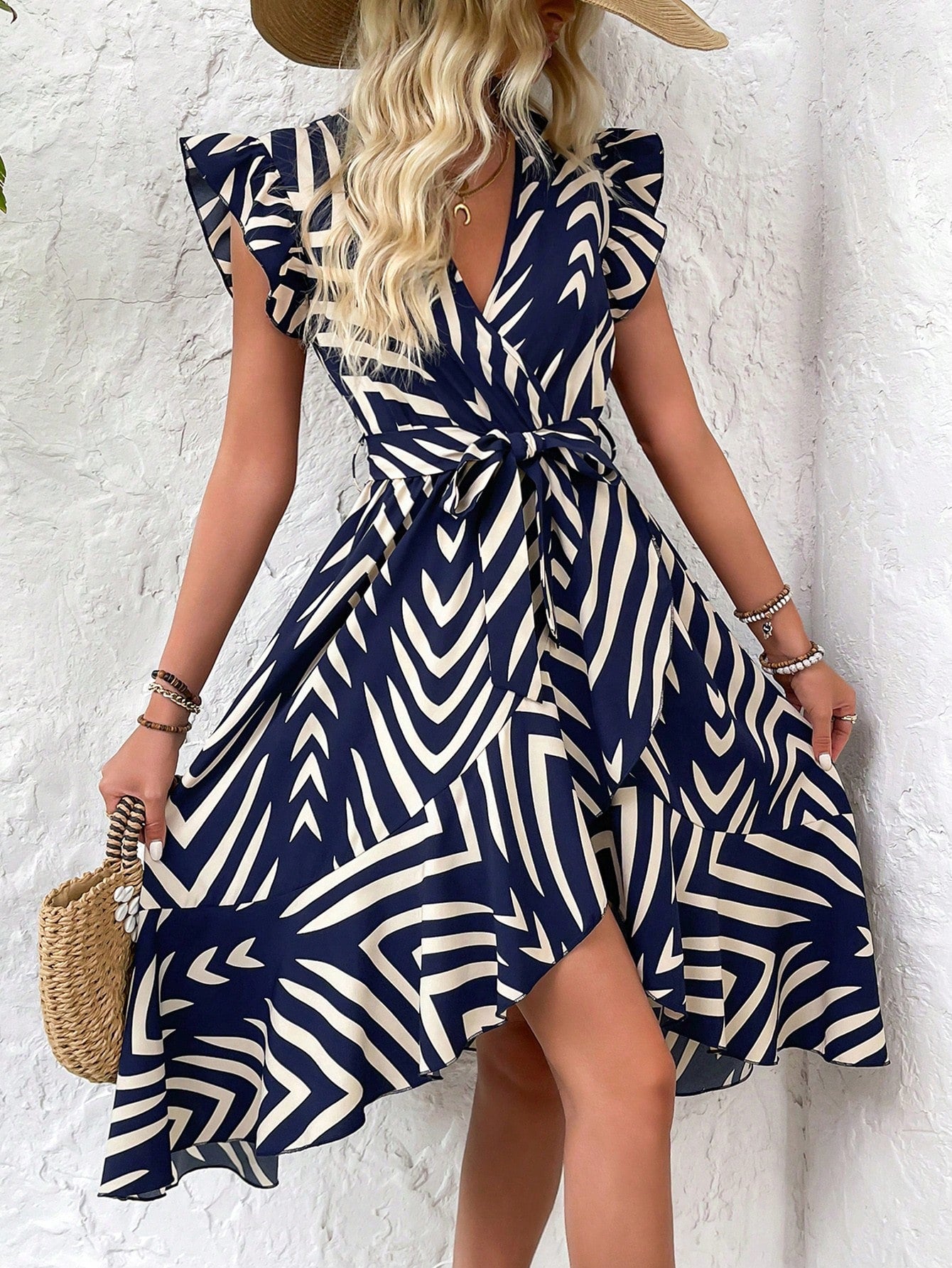 Vestido Longo Listrado com Decote Halter e Fenda Lateral