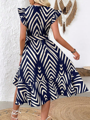 Vestido Longo Listrado com Decote Halter e Fenda Lateral