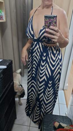 Vestido Longo Listrado com Decote Halter e Fenda Lateral