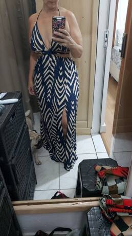 Vestido Longo Listrado com Decote Halter e Fenda Lateral