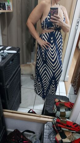 Vestido Longo Listrado com Decote Halter e Fenda Lateral