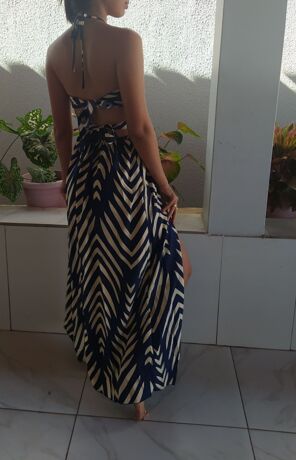 Vestido Longo Listrado com Decote Halter e Fenda Lateral
