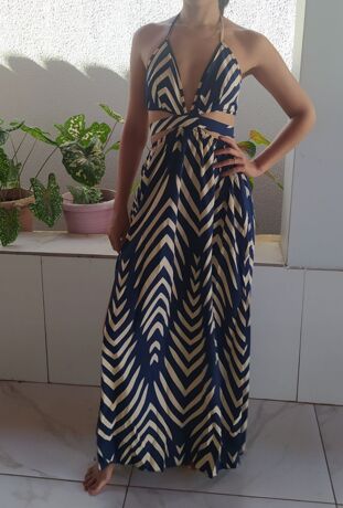 Vestido Longo Listrado com Decote Halter e Fenda Lateral