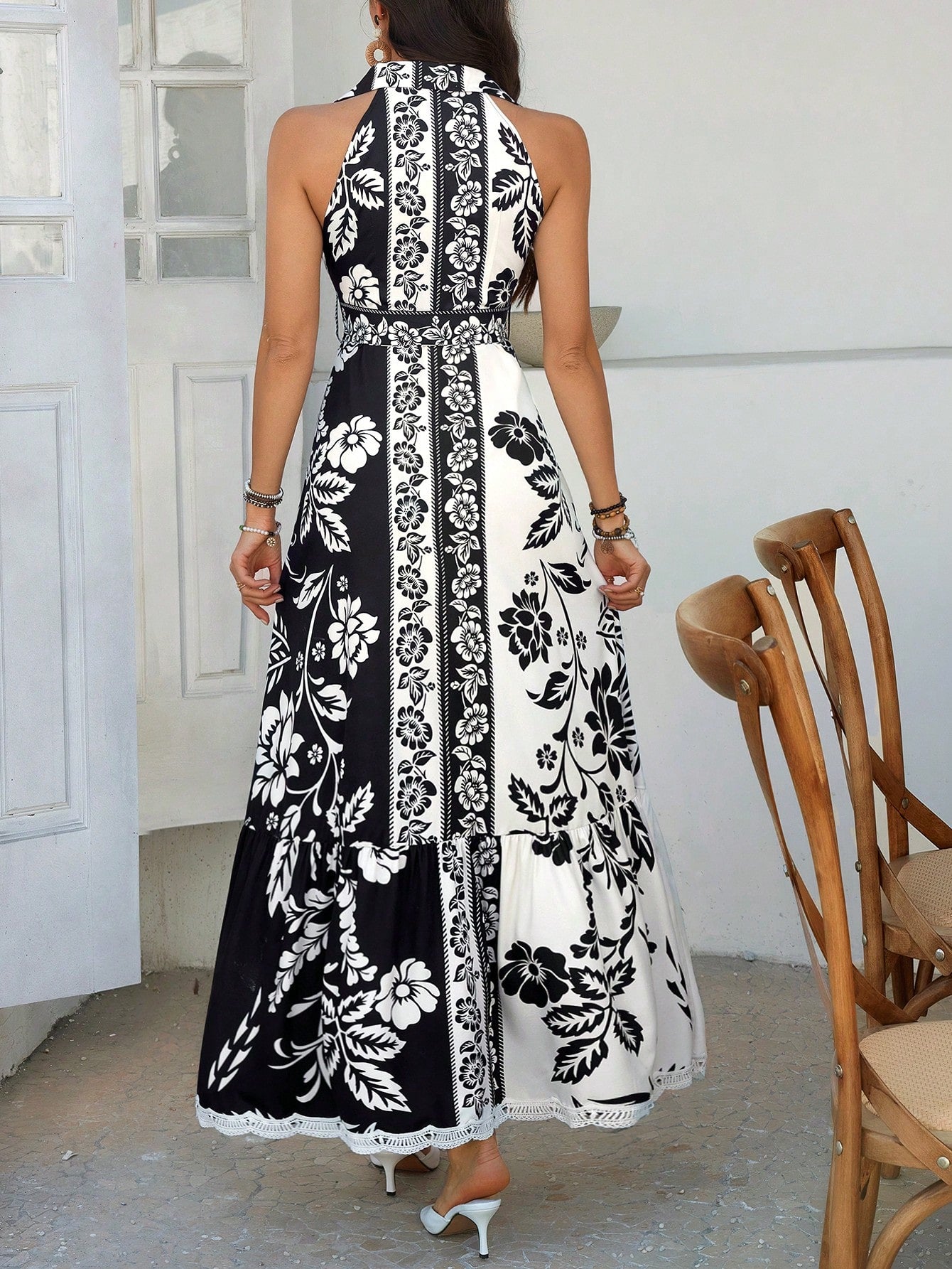 Vestido Longo Listrado com Decote Halter e Fenda Lateral