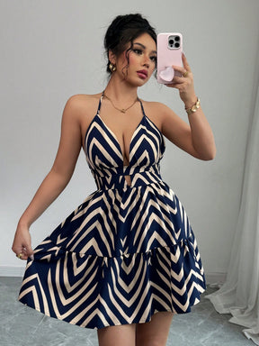 Vestido Longo Listrado com Decote Halter e Fenda Lateral