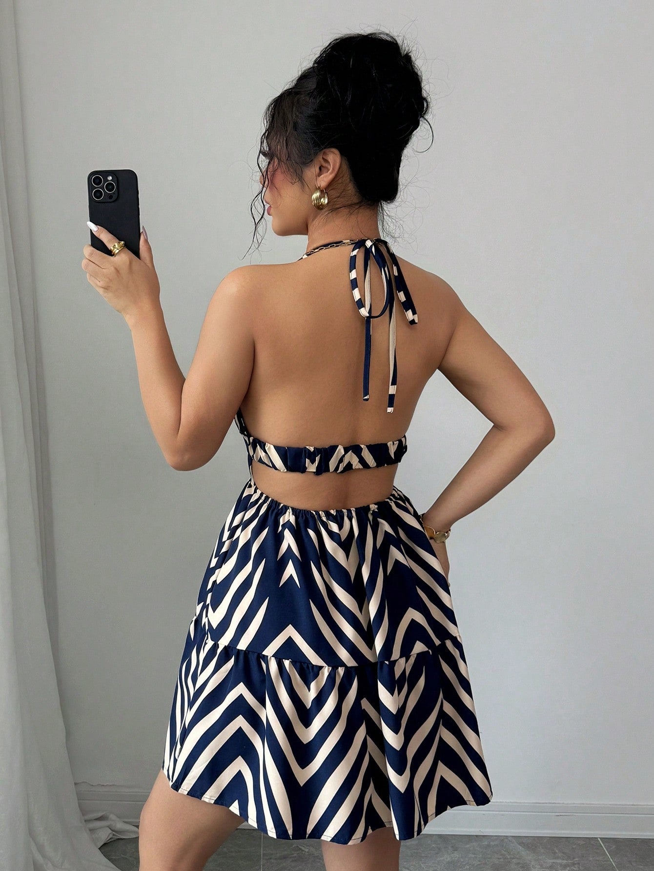 Vestido Longo Listrado com Decote Halter e Fenda Lateral