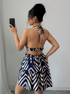 Vestido Longo Listrado com Decote Halter e Fenda Lateral