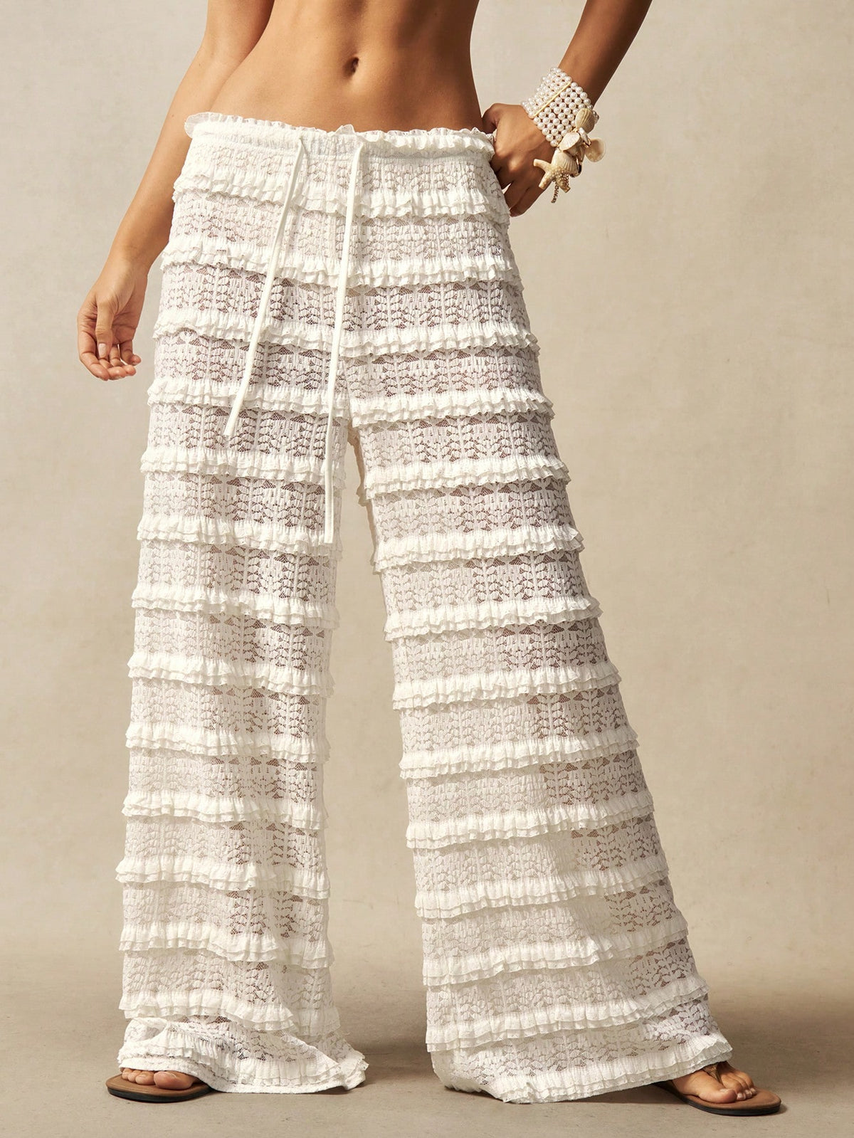 Calça Pantalona Boho com Aplicações de Renda e Babados