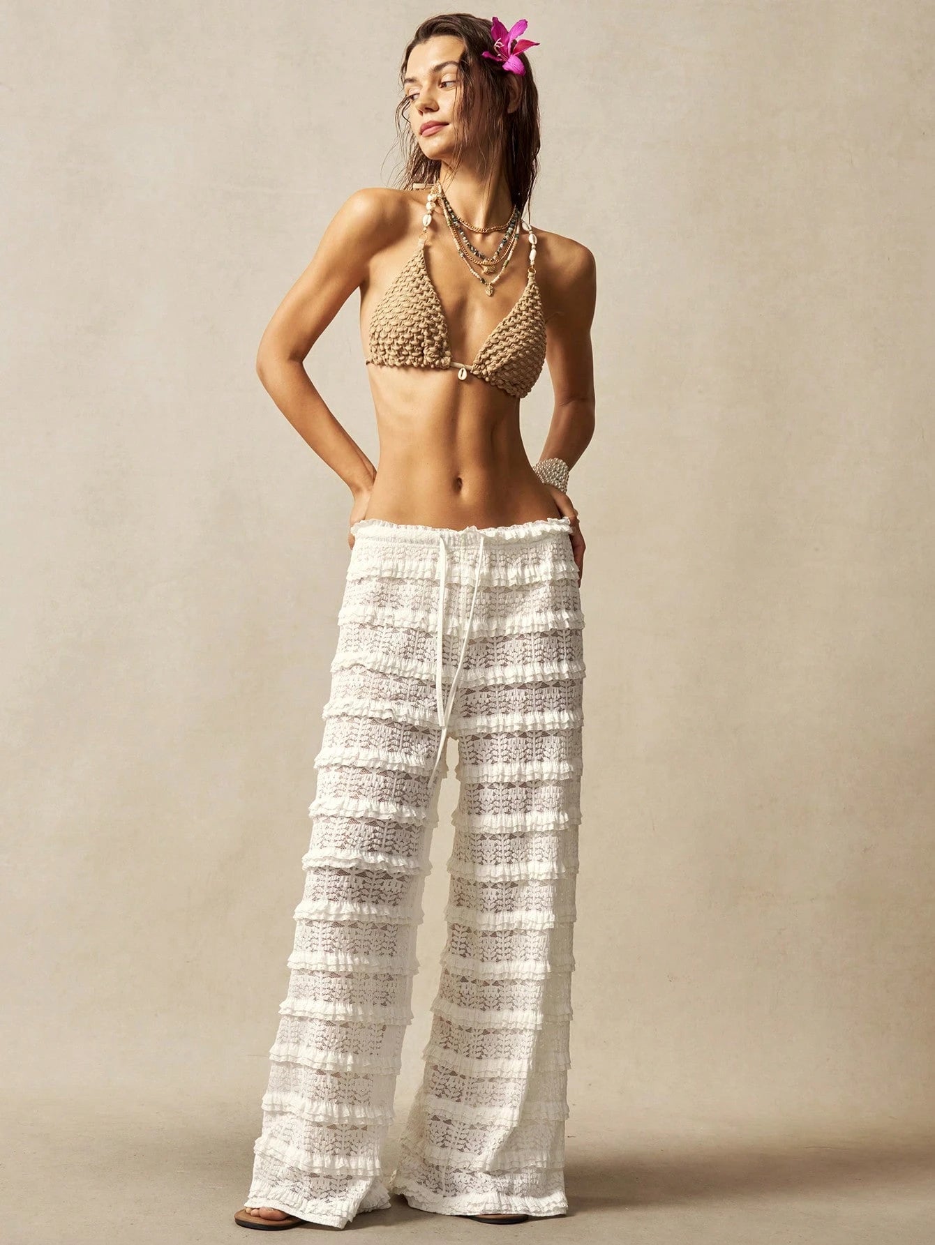 Calça Pantalona Boho com Aplicações de Renda e Babados