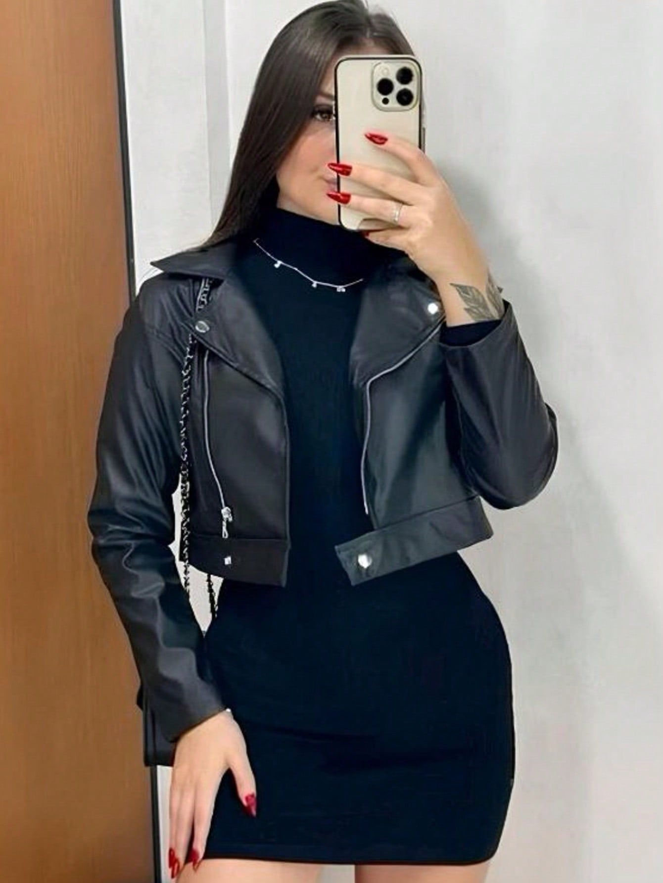 Jaqueta Bomber Couro Sintético Minimalista com Gola Alta