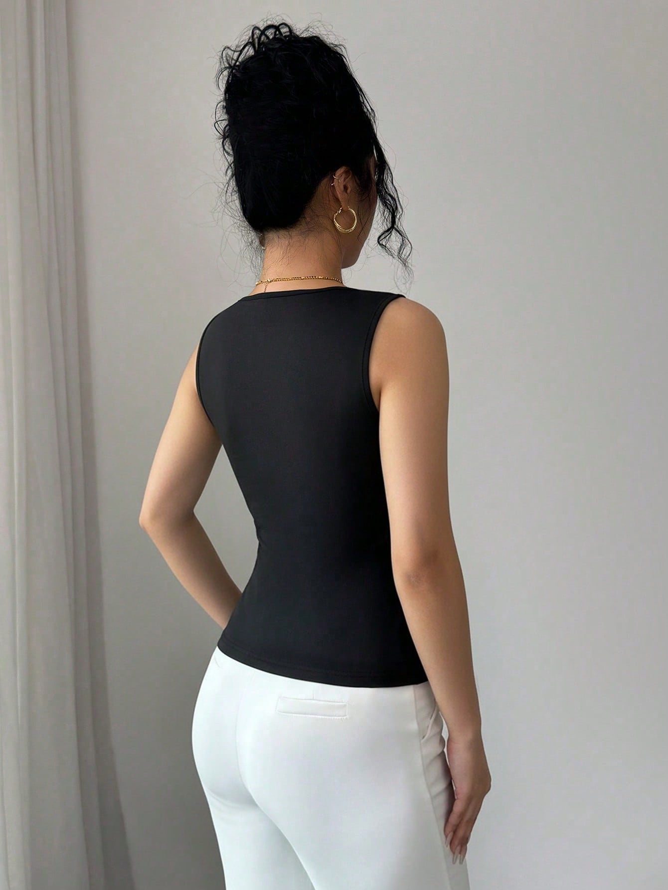Camiseta Minimalista Gola Alta Plissada com Barra Assimétrica