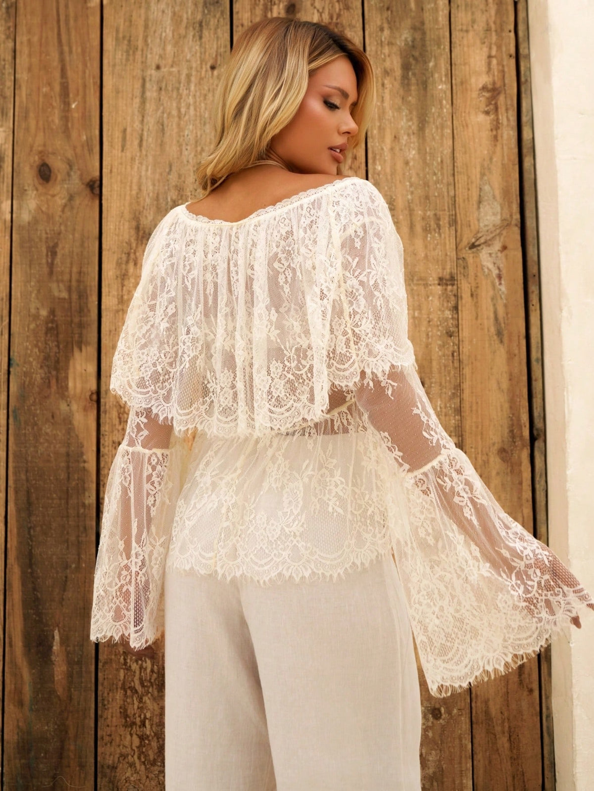 Blusa Decote V com Manga Flare Rendada e Bainha Franzida