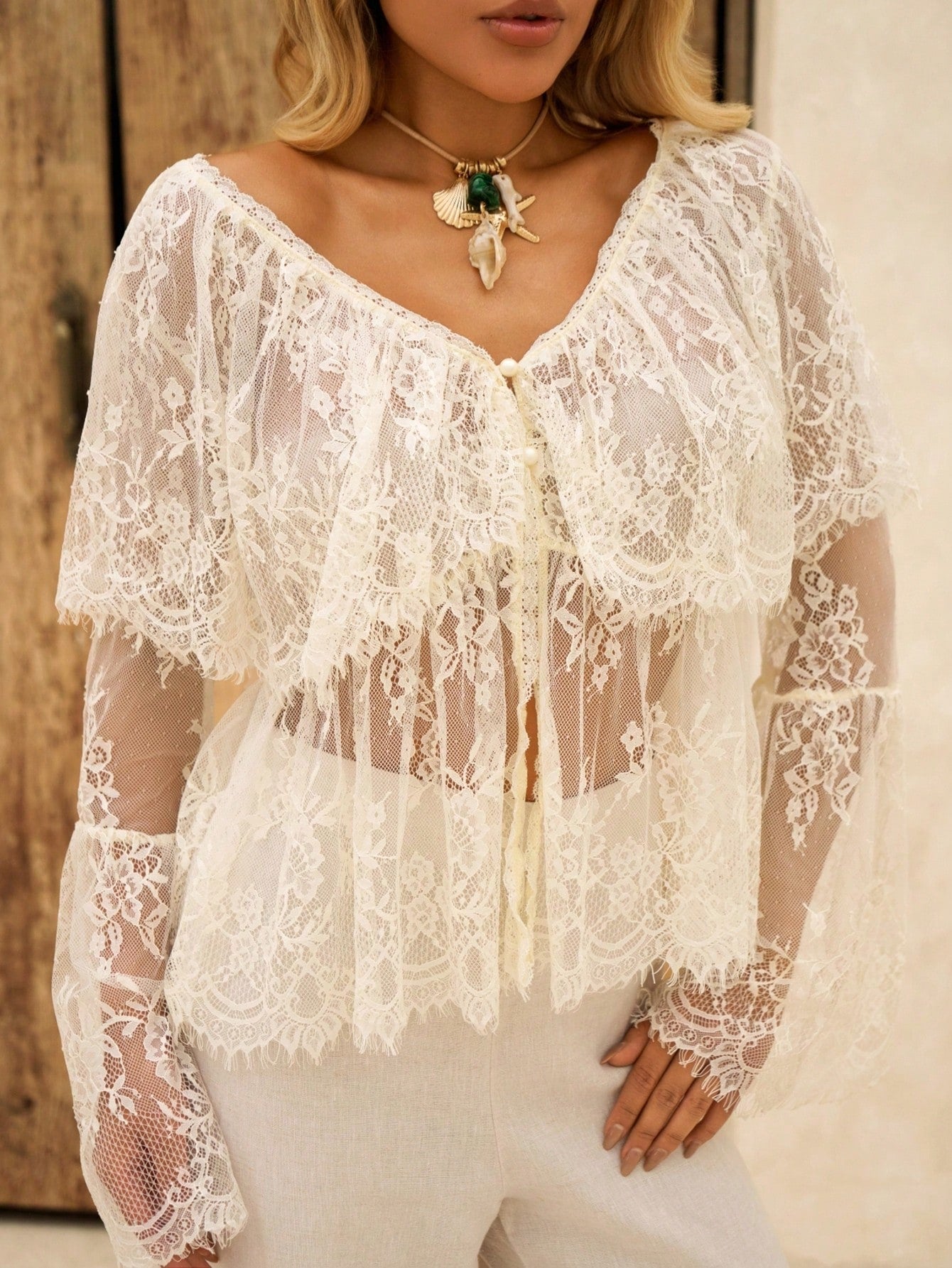 Blusa Decote V com Manga Flare Rendada e Bainha Franzida