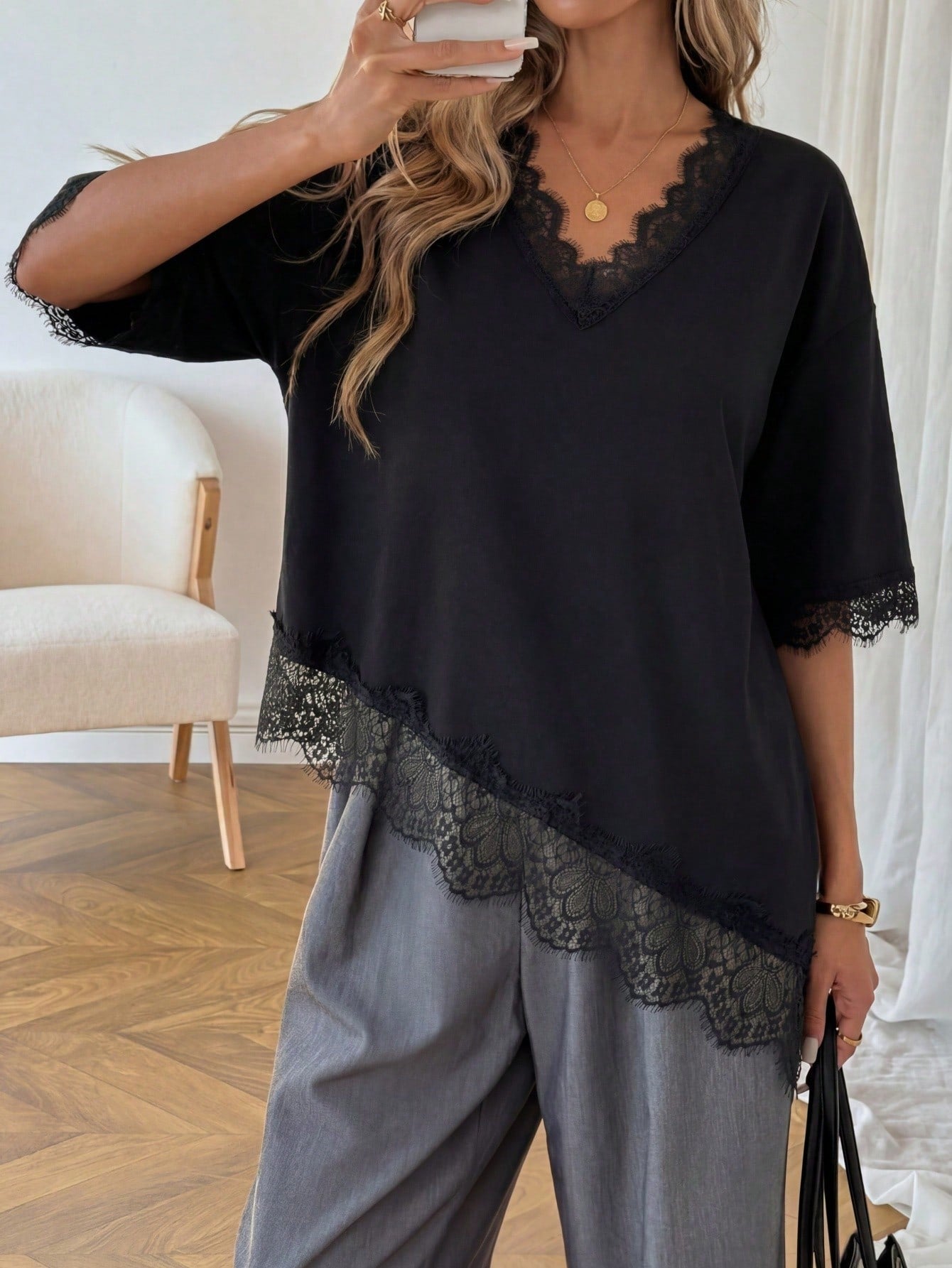 Camiseta Slim Fit Patchwork de Renda com Barra Assimétrica