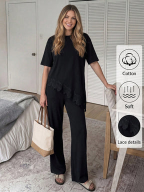 Camiseta Slim Fit Patchwork de Renda com Barra Assimétrica