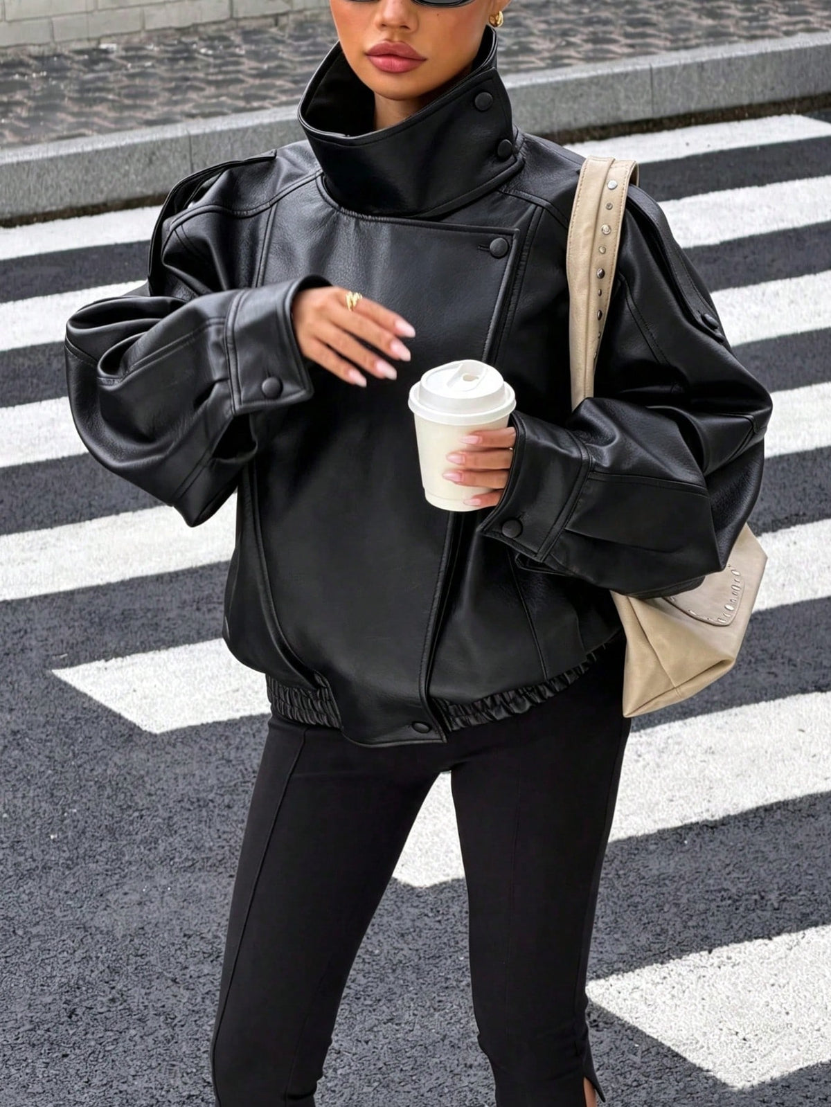 Jaqueta Bomber Couro Sintético Minimalista com Gola Alta