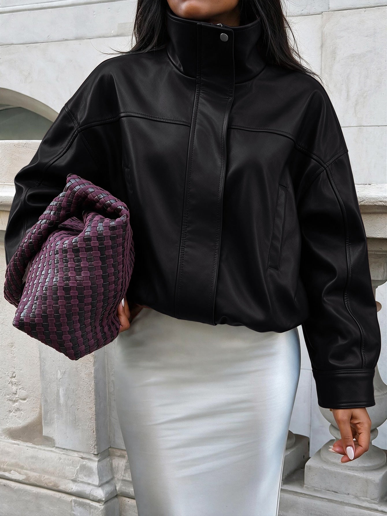 Jaqueta Bomber Couro Sintético Minimalista com Gola Alta