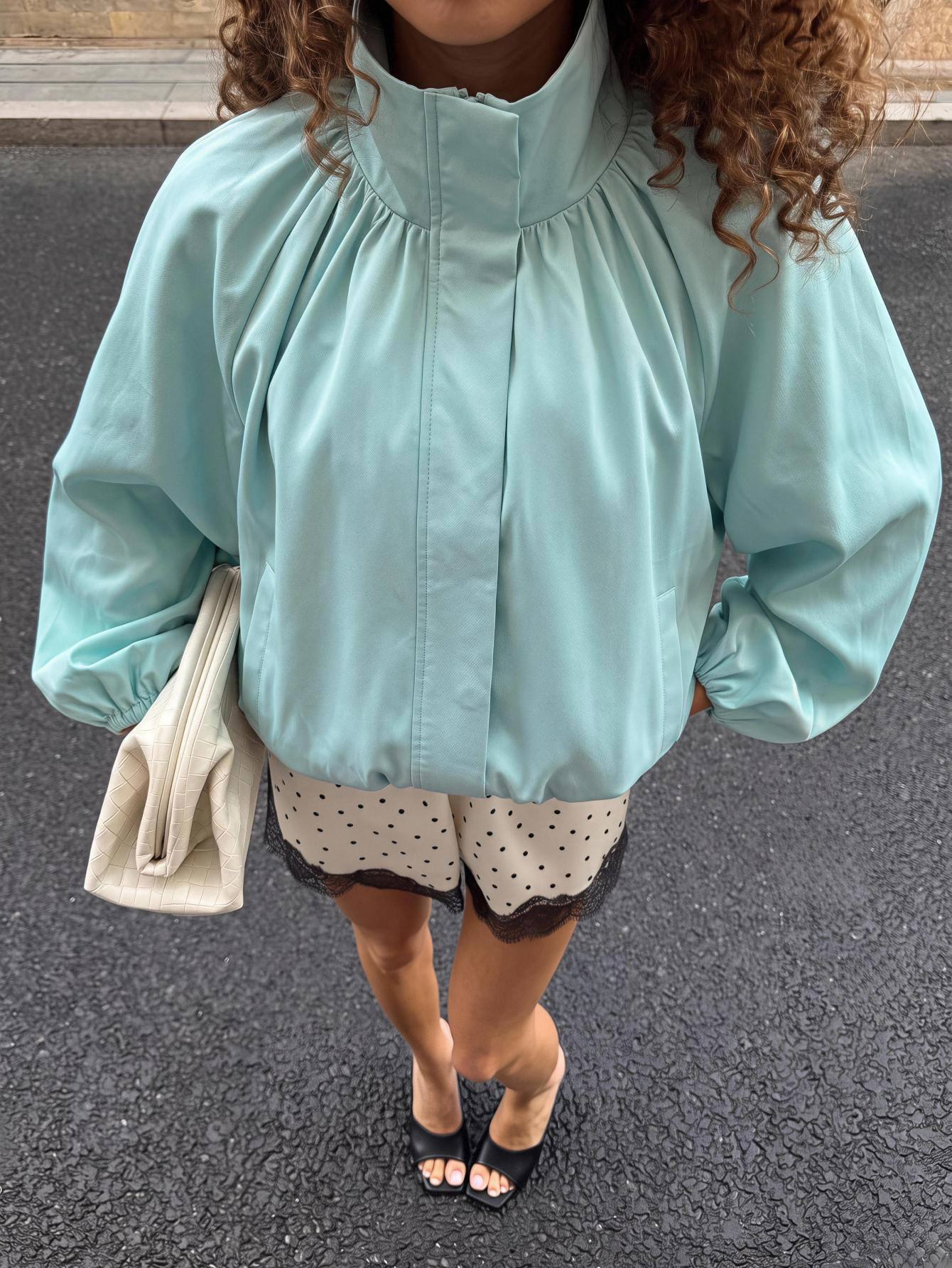 Jaqueta Bomber Couro Sintético Minimalista com Gola Alta