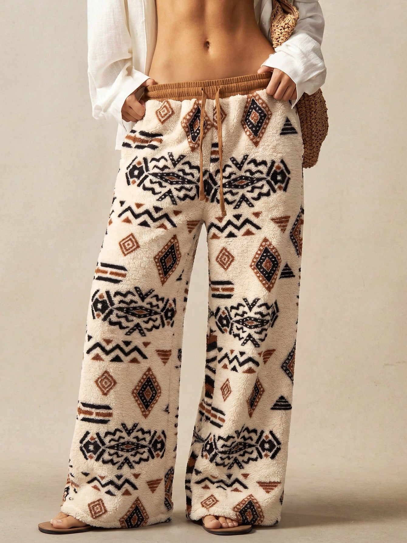 Calça Pantalona Boho com Aplicações de Renda e Babados