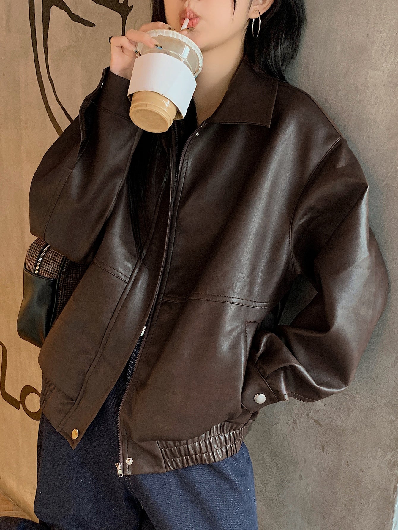 Jaqueta Bomber Couro Sintético Minimalista com Gola Alta
