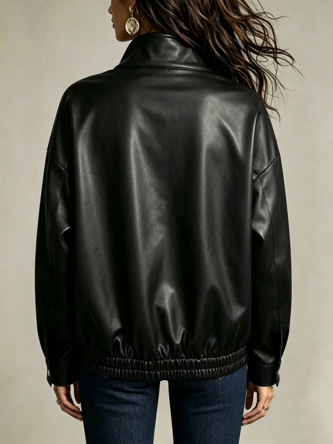 Jaqueta Bomber Couro Sintético Minimalista com Gola Alta