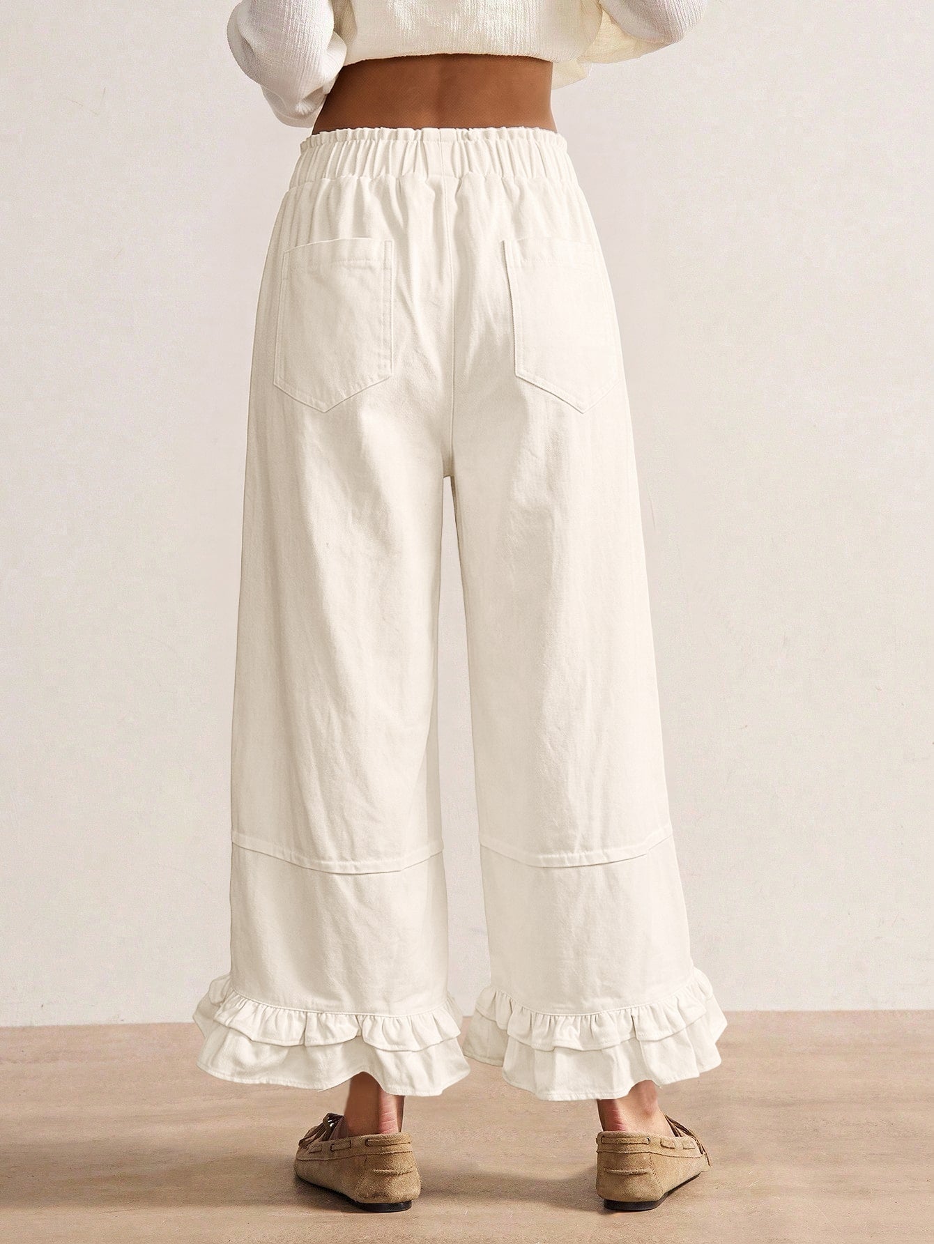 Calça Pantalona Boho com Aplicações de Renda e Babados