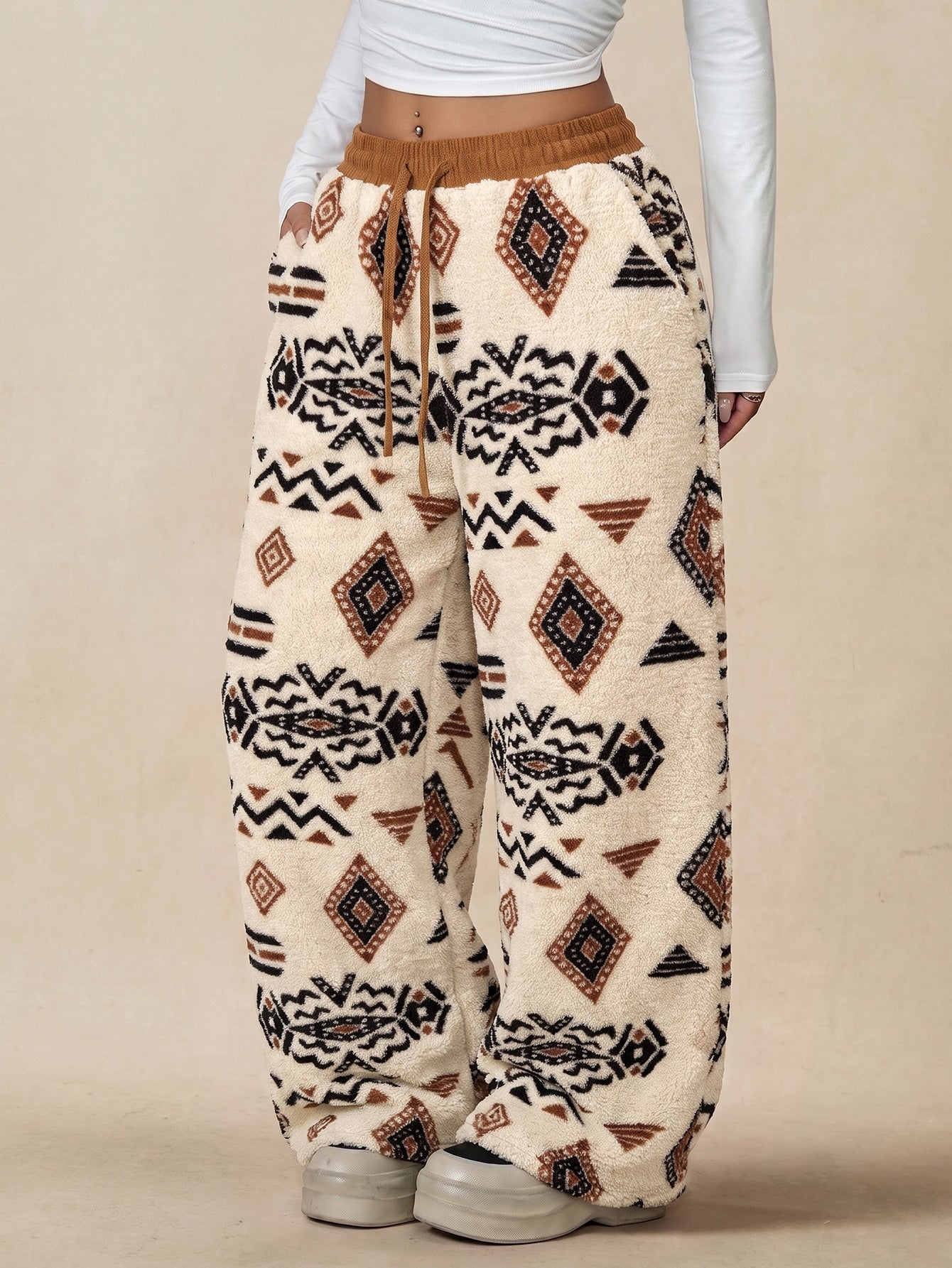 Calça Pantalona Boho com Aplicações de Renda e Babados