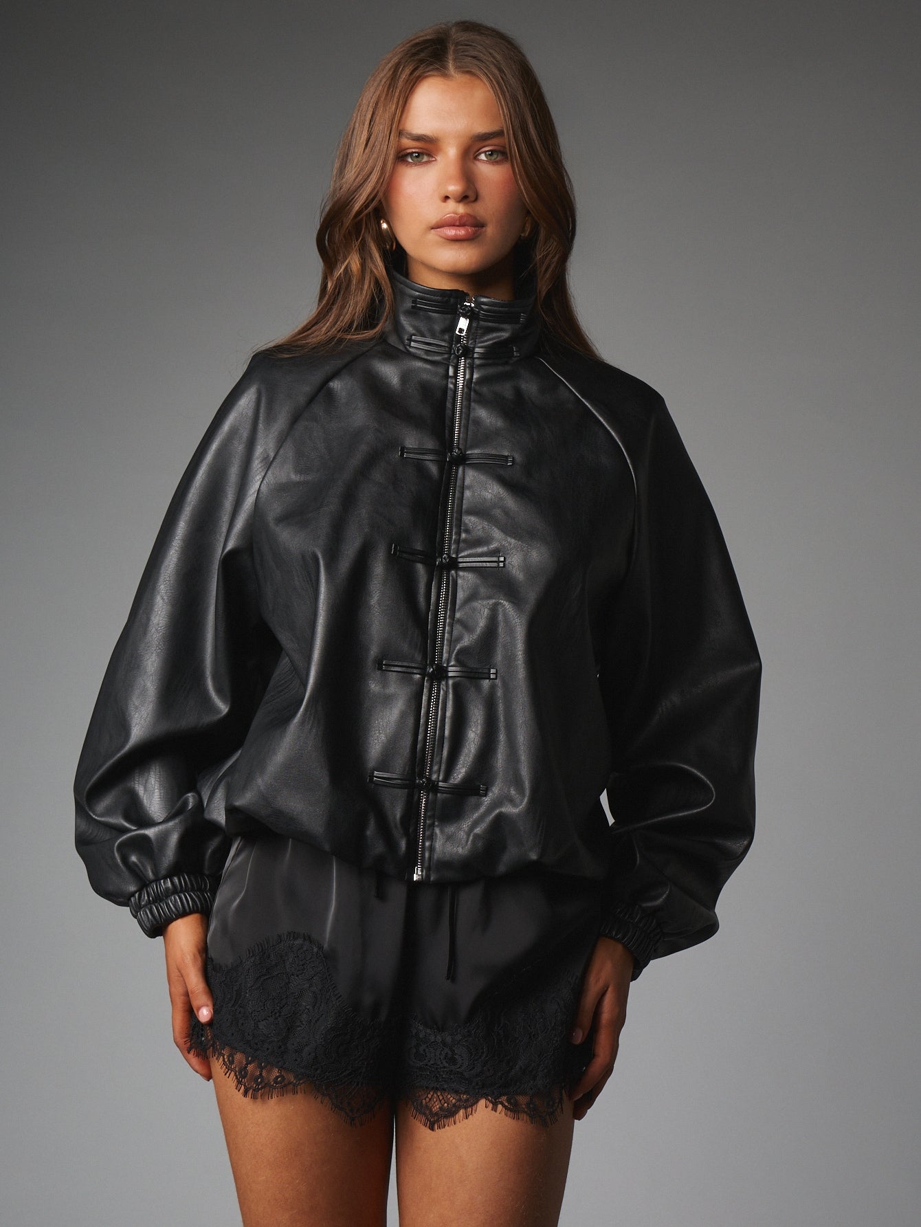 Jaqueta Bomber Couro Sintético Minimalista com Gola Alta