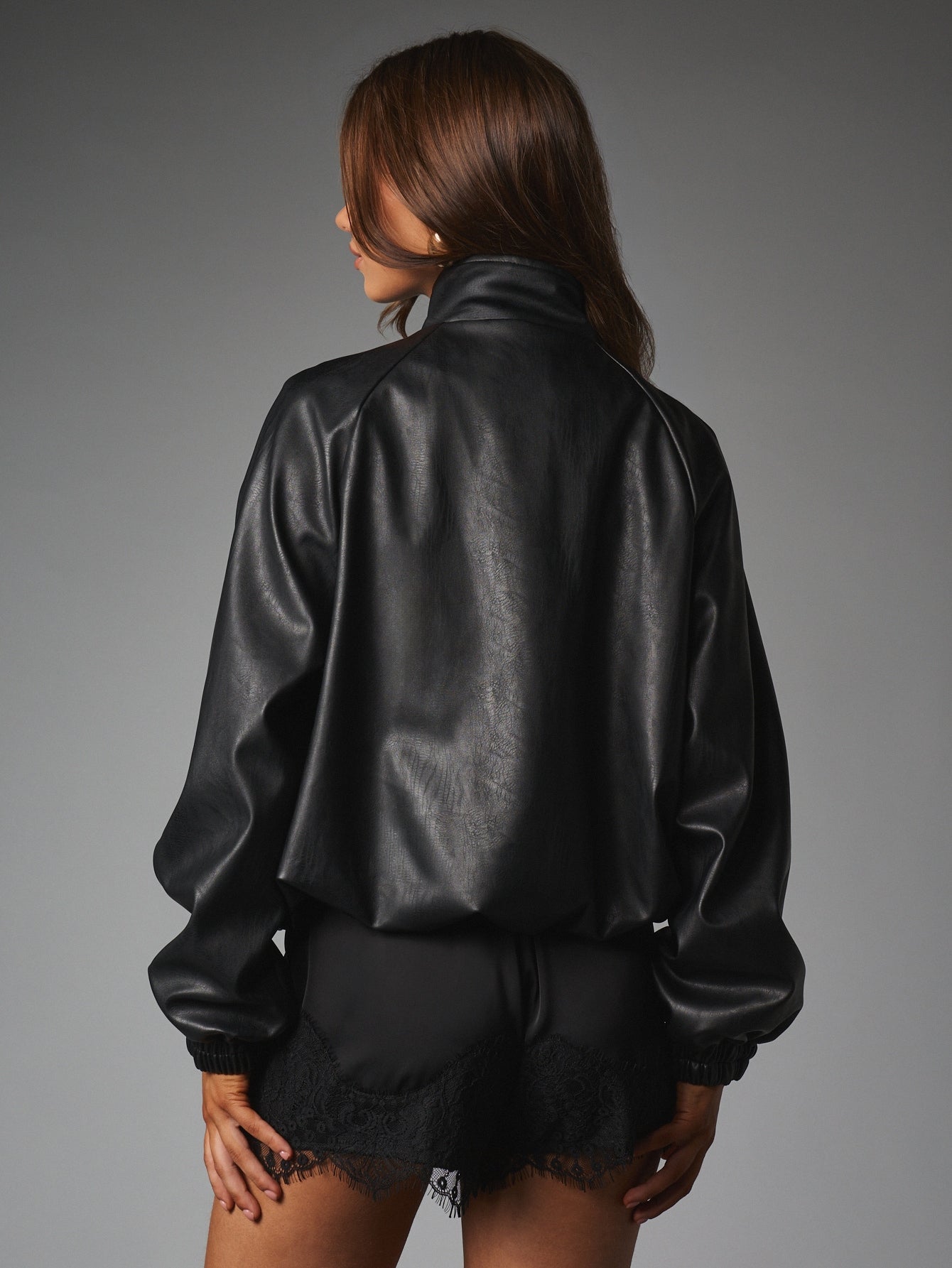 Jaqueta Bomber Couro Sintético Minimalista com Gola Alta